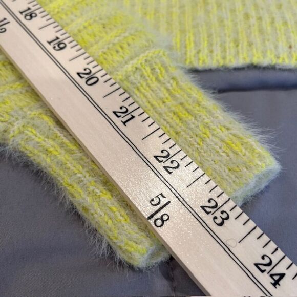 Kendall & Kylie Lemon Lime Eyelash Knit Fuzzy Oversized Cropped Sweater Size XS - Picture 10 of 12